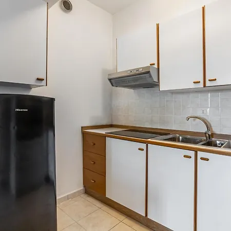 Guesthost - Modern With Wifi!