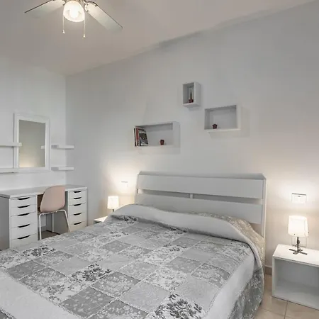 Guesthost - Modern With Wifi! Виареджо