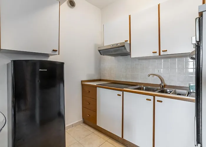 Guesthost - Modern With Wifi!