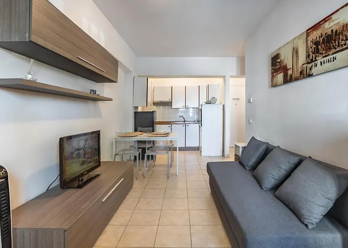 Guesthost - Modern With Wifi! Виареджо