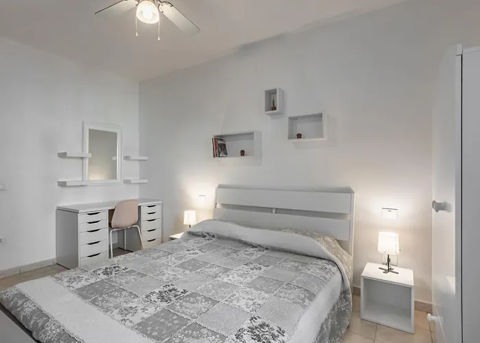 Guesthost - Modern With Wifi! Viareggio