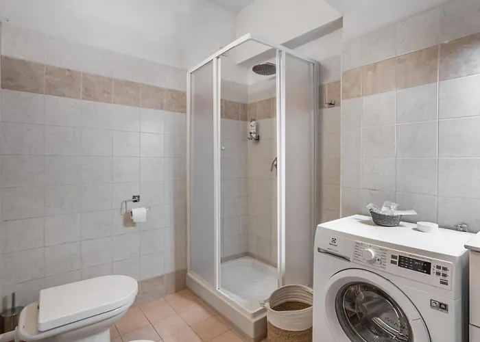 Guesthost - Modern With Wifi!